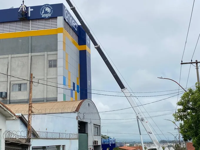 Guindaste Pega Peso operando em via urbana estreita para serviço em altura em Piracicaba