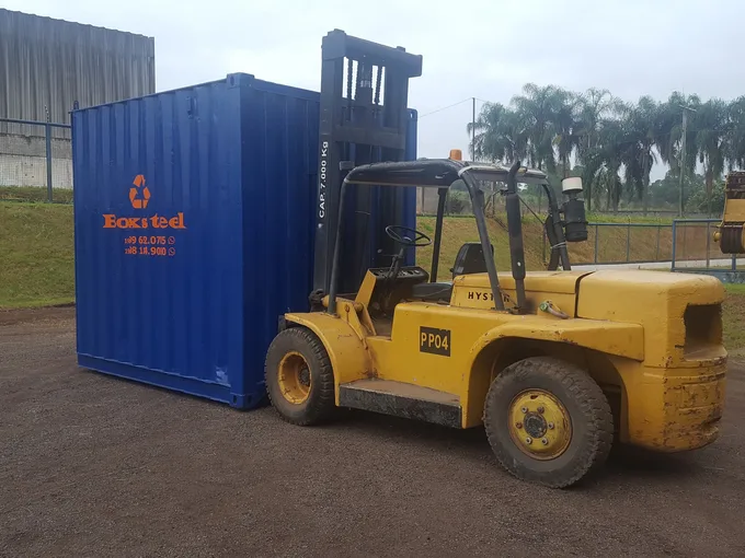 Empilhadeira Pega Peso movimentando um container industrial em Piracicaba