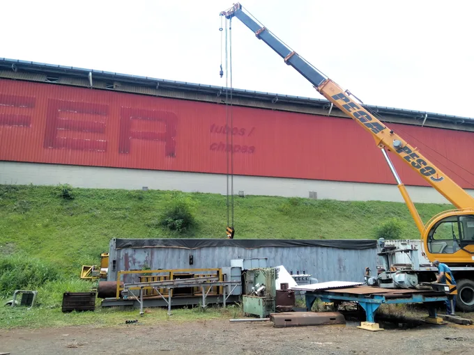 Guindaste Pega Peso posicionando equipamento industrial pesado em fábrica em Piracicaba