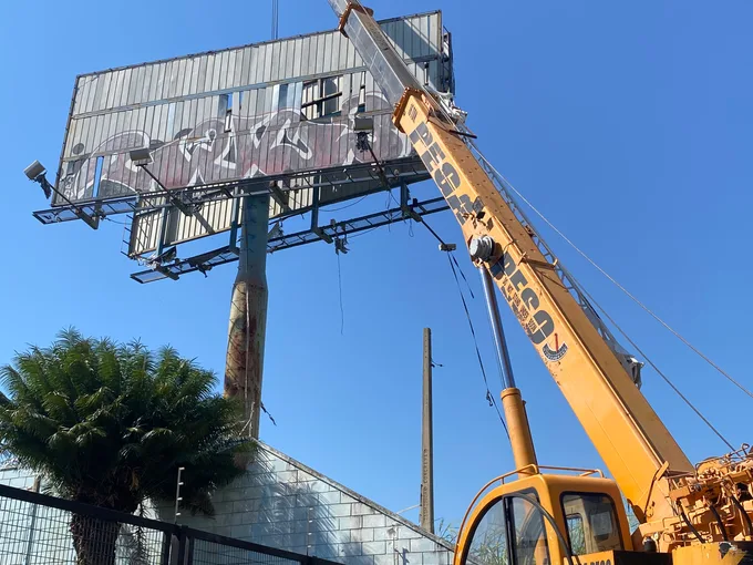 Guindaste Pega Peso removendo uma estrutura de outdoor de grande porte em Piracicaba