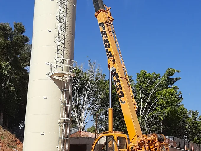 Guindaste Pega Peso içando um tanque vertical de grande porte em Piracicaba